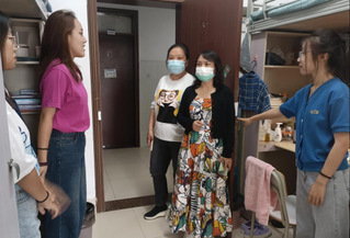 我院在校领导看望慰问学生并与学生们度中秋节佳节